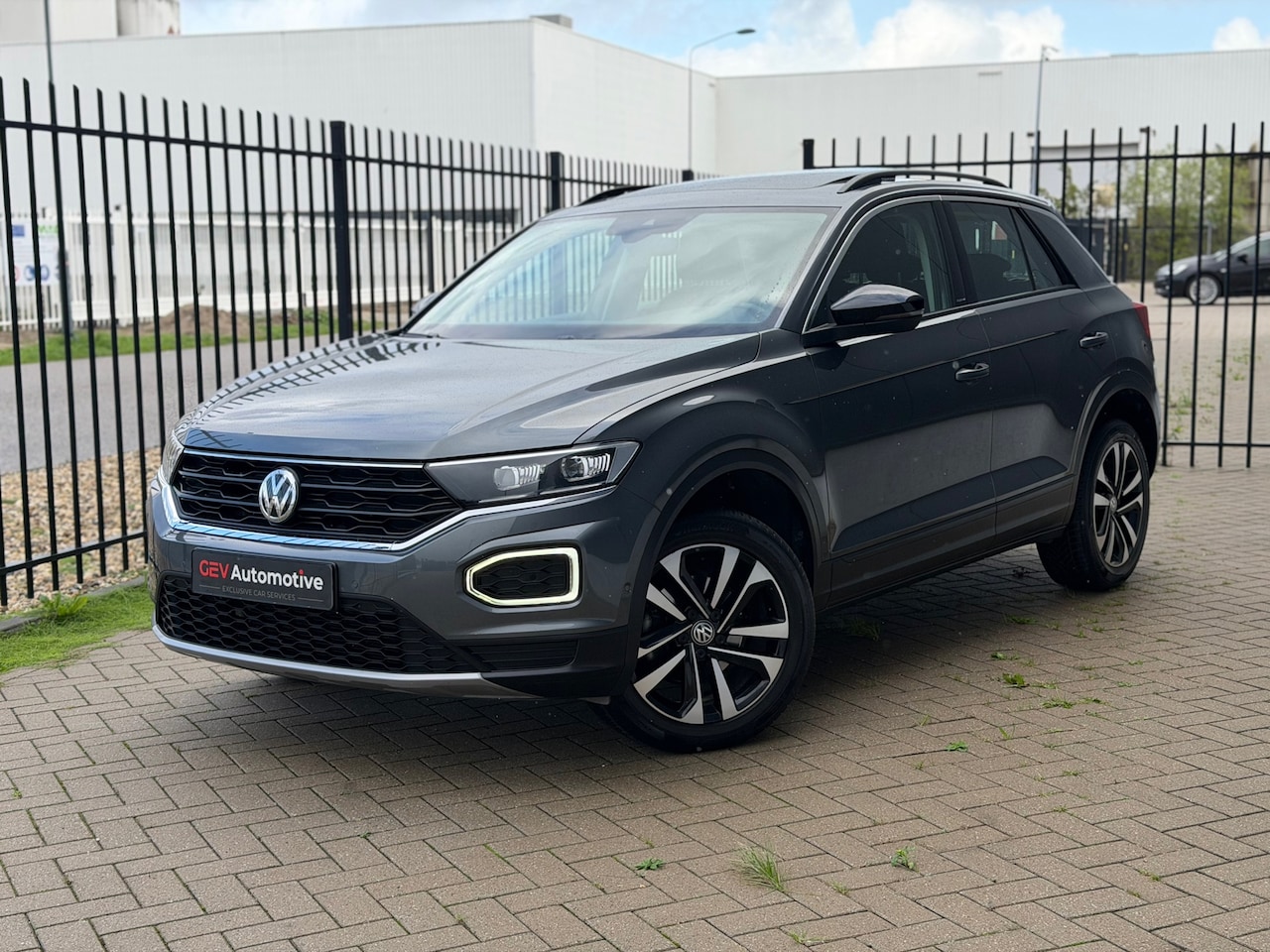 Volkswagen T-Roc - 1.5 TSI IQ.DRIVE Pano Camera ACC Trekhaak Carplay - AutoWereld.nl