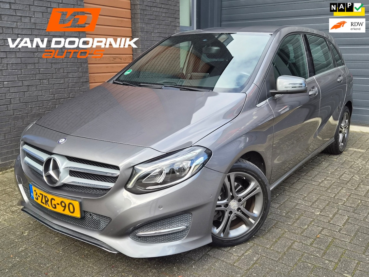 Mercedes-Benz B-klasse - 180 Ambition Automaat/1e Eigenaar/Led Verlichting/Navigatie - AutoWereld.nl