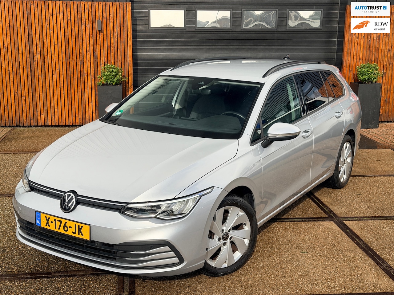 Volkswagen Golf Variant - 1.0 eTSI Life Dealer onderhouden Adaptive cruise Clima Stoelverwarming Carplay - AutoWereld.nl