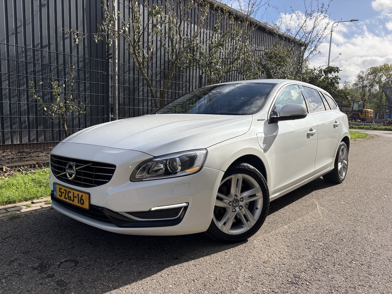 Volvo V60 - 2.4 D6 AWD Plug-In Hybrid Summum / LEER / MEMORY / AUTOMAAT / TREKHAAK - AutoWereld.nl