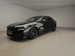 BMW 5-serie - Sedan 530e | M-Sportpakket | LED | HUD | SOH 98% | Active cruise | Panoramadak | Comfortze