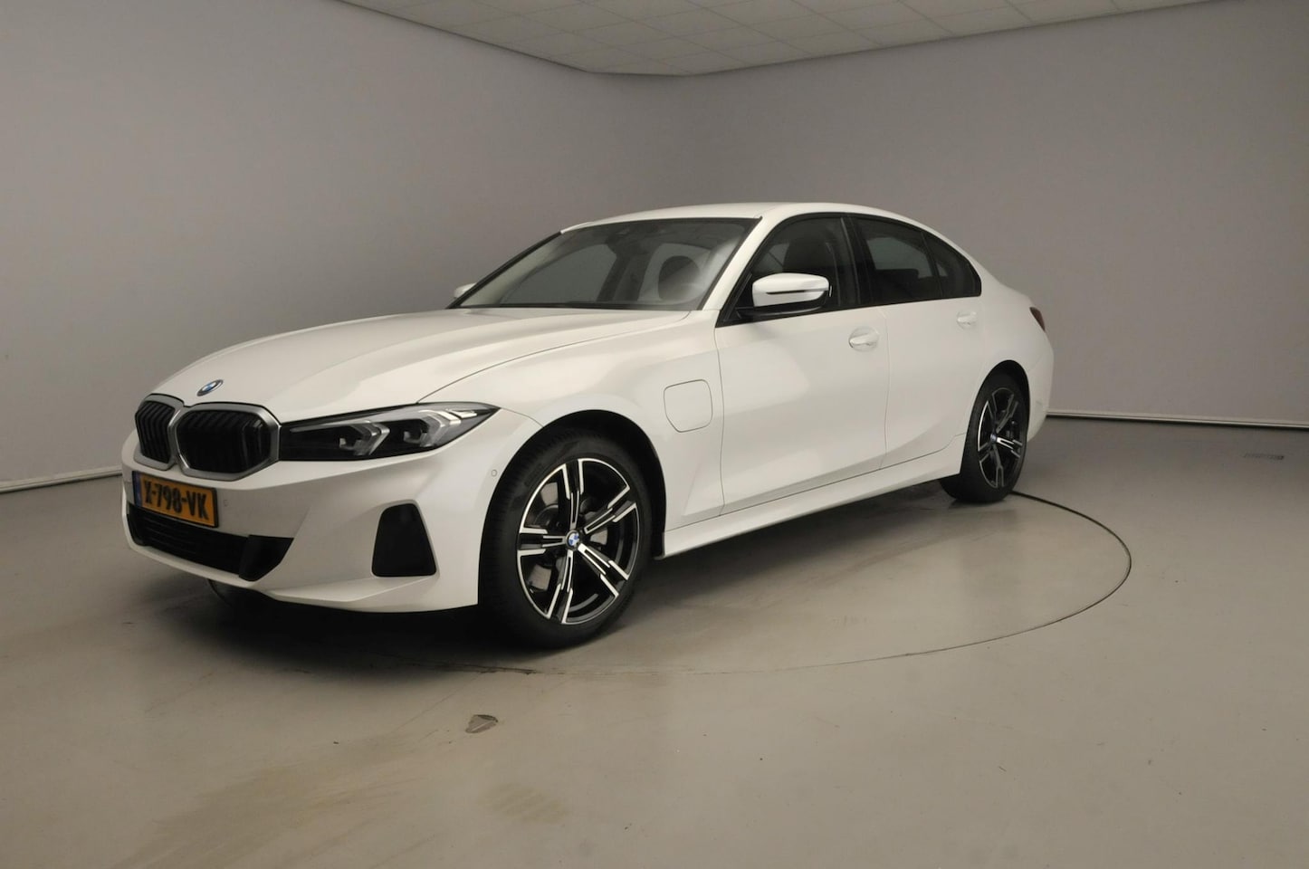 BMW 3-serie - Sedan 320e | LED | Leder | Navigatie | Sportstoelen | SOH 94% | Clima | Cruise controle | - AutoWereld.nl