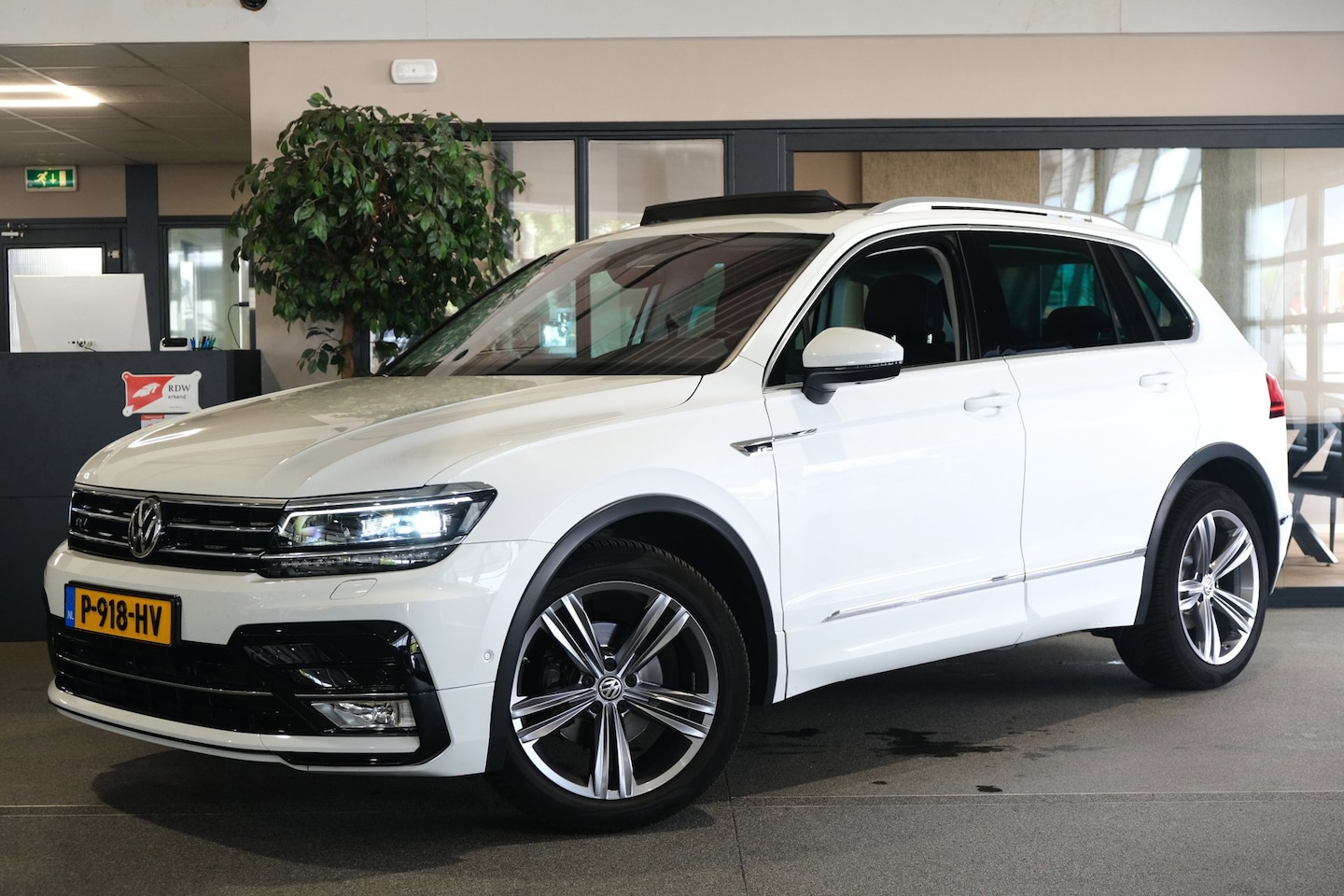 Volkswagen Tiguan - 1.4 TSI 4Motion 150pk DSG R-line Pano ACC Virtual Navi 360cam Led Trekhaak - AutoWereld.nl