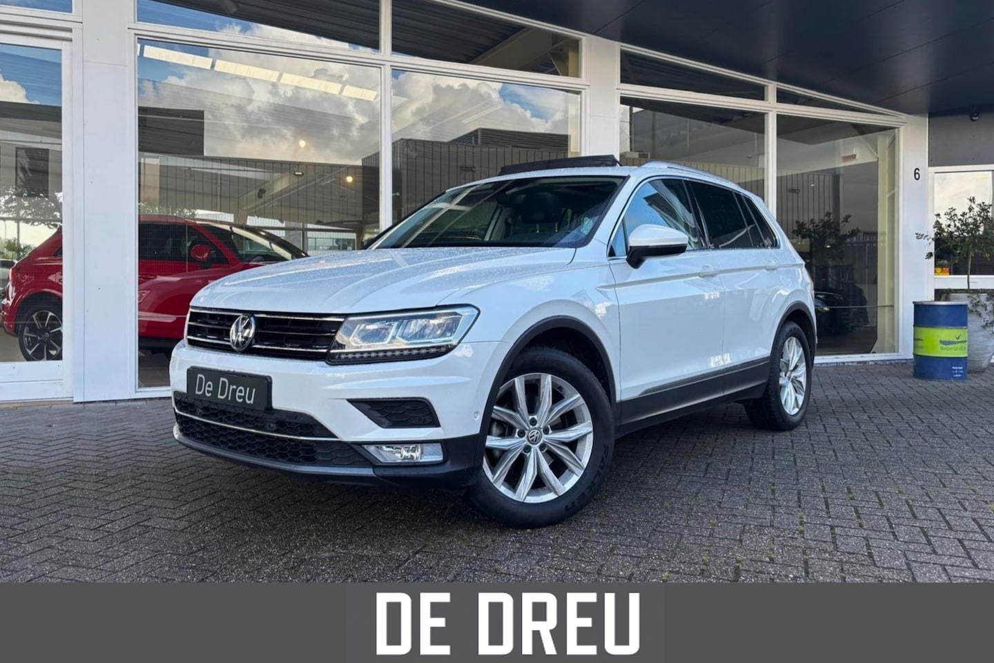 Volkswagen Tiguan - 1.4 TSI ACT Highline | TREKHAAK | PANO | CAMERA | - AutoWereld.nl
