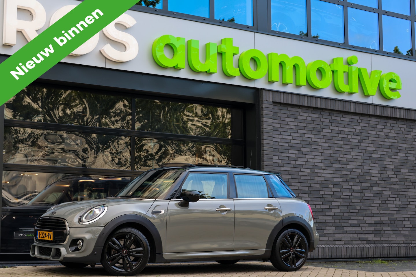 MINI 5-Deurs - 1.5 Cooper Dalston Edition | JCW | PANO | CARPLAY | KEYLESS | STOELVERWARMING | - AutoWereld.nl