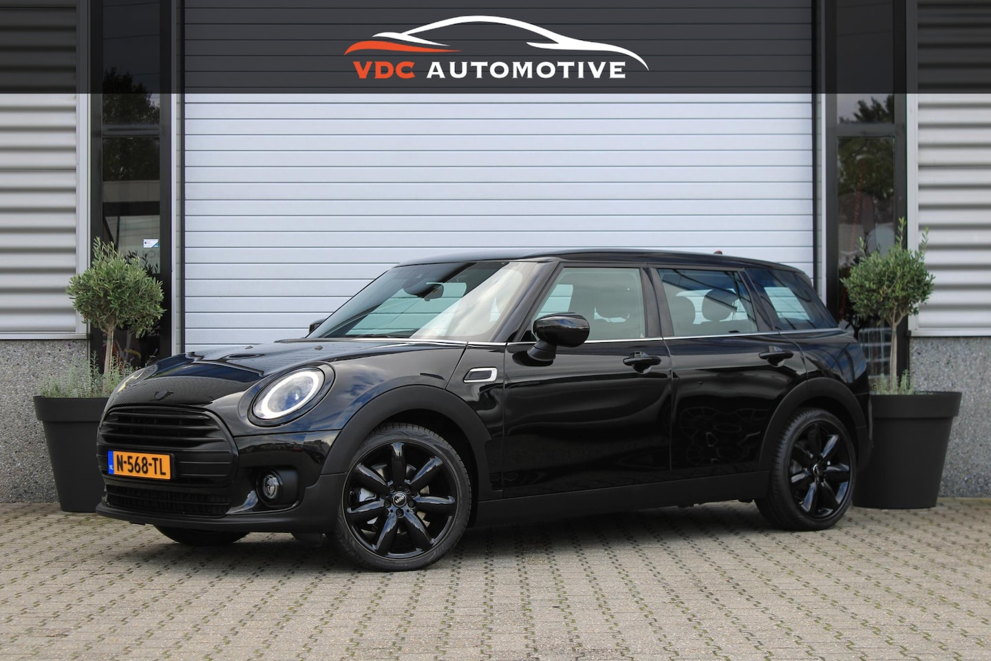 MINI Clubman - Cooper Camera | ACC | Comfort Access | Leder | DAB | Stoelverwarming | Stuurwielverwarming - AutoWereld.nl