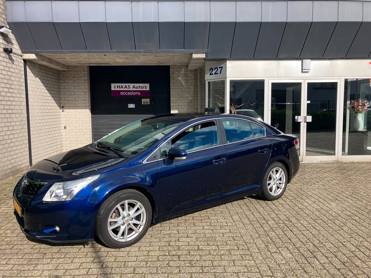 Toyota Avensis - 2.0 VVTi Business / SEDAN / AUTOMATIC / CLIMA / NAVI / CAMERA / ALU VELGEN - AutoWereld.nl