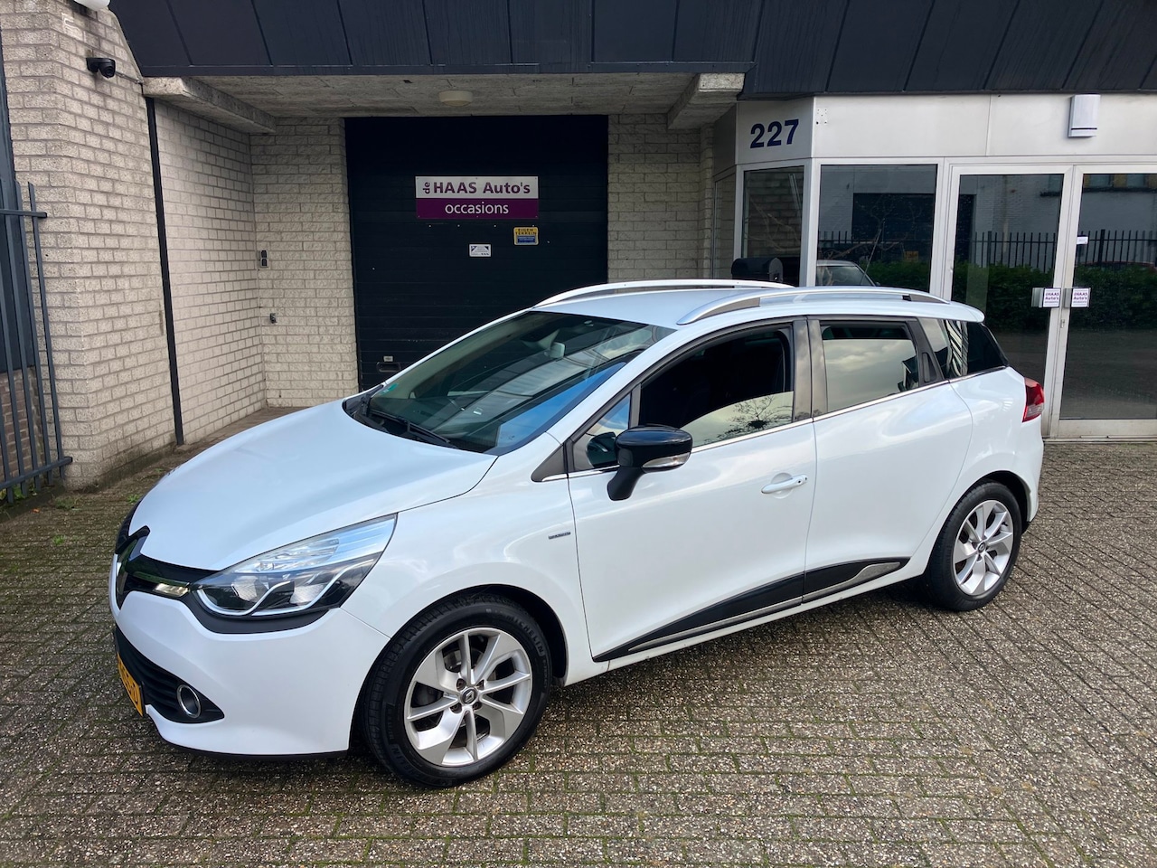 Renault Clio Estate - 0.9 TCe Limited / NAVI / CLIMA / APK JULI 2027 / ALU VELGEN / NETTE AUTO - AutoWereld.nl