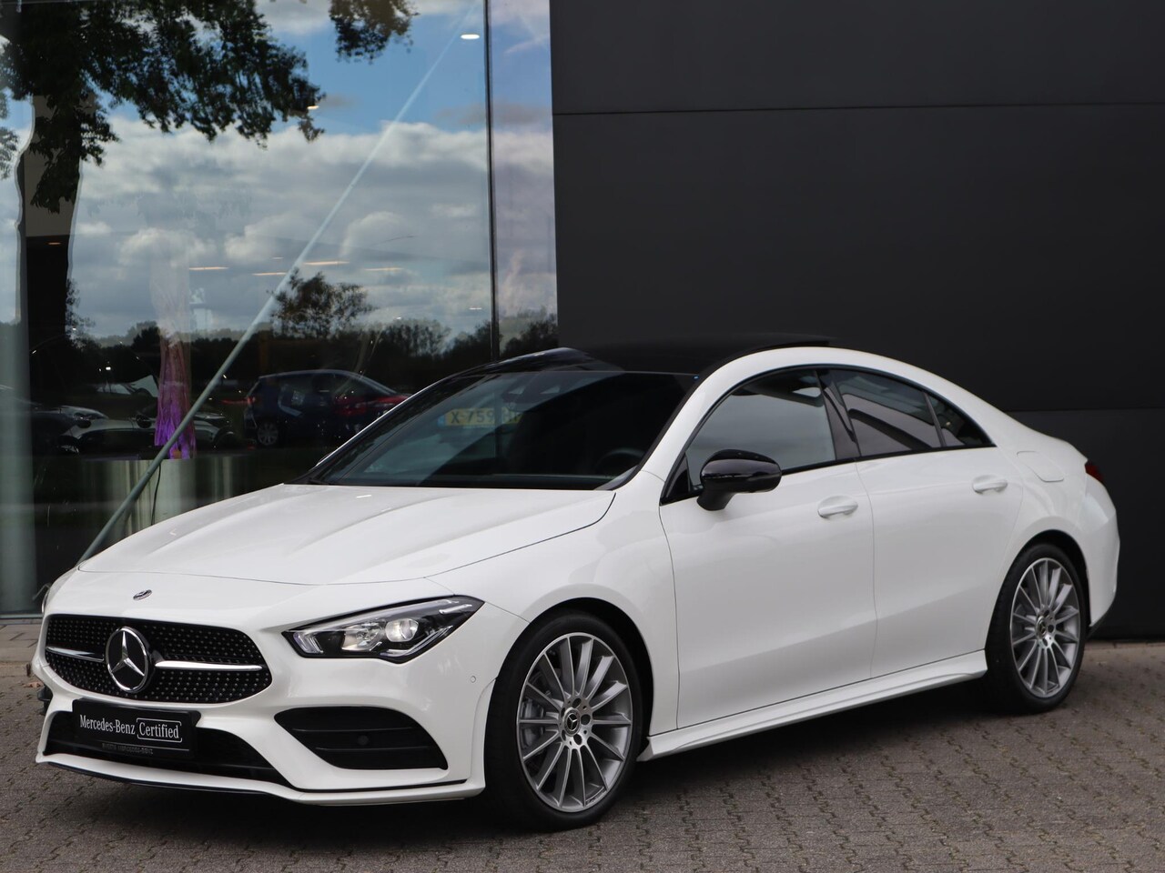 Mercedes-Benz CLA-Klasse - 200 AMG Line l Panoramadak l Stoelverwarming l Carplay - AutoWereld.nl