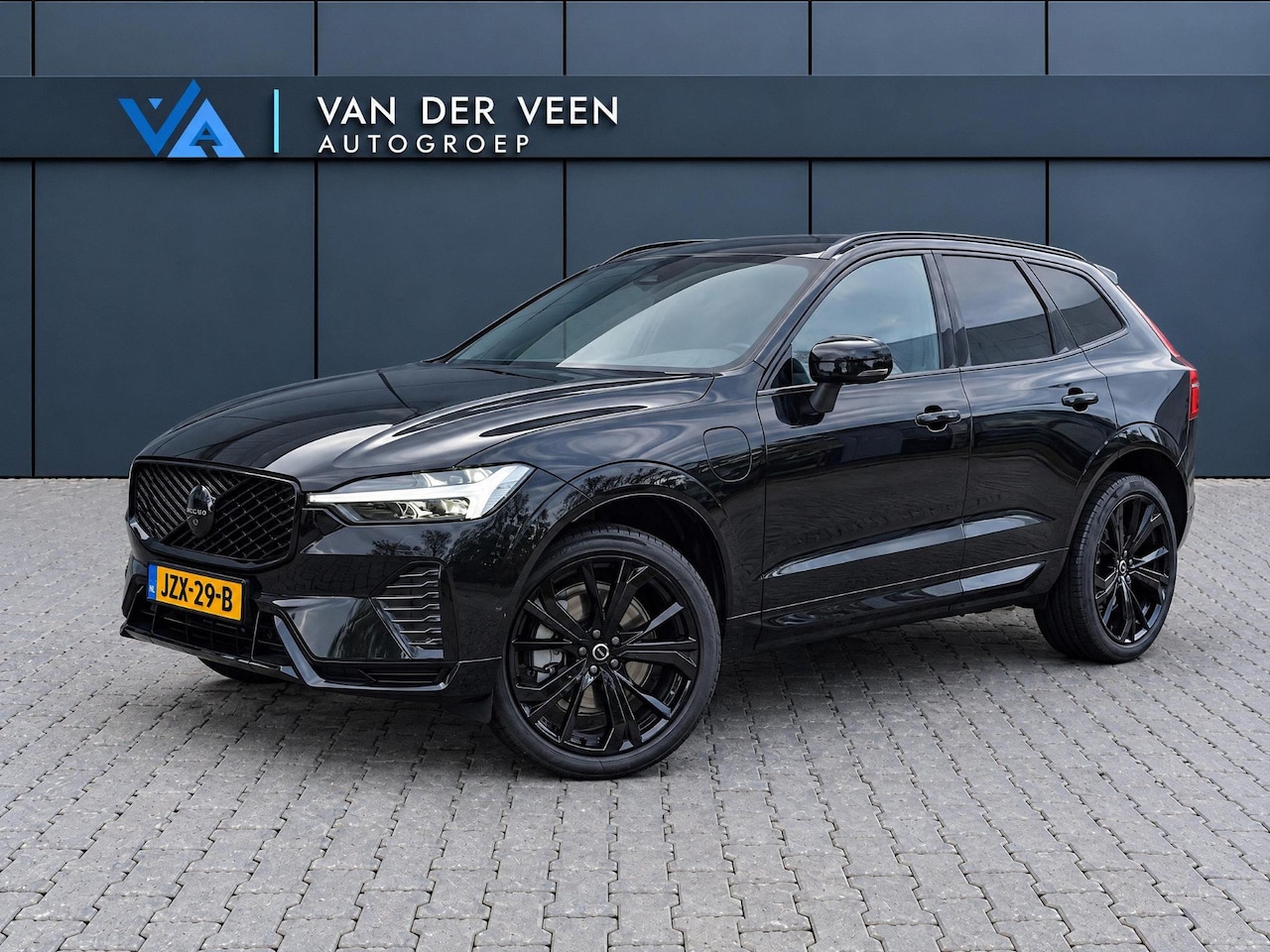 Volvo XC60 - 2.0 T6 Plug-in hybrid AWD Ultra Black Edition | 2 jaar fabrieks garantie | NIEUW! | Luchtv - AutoWereld.nl