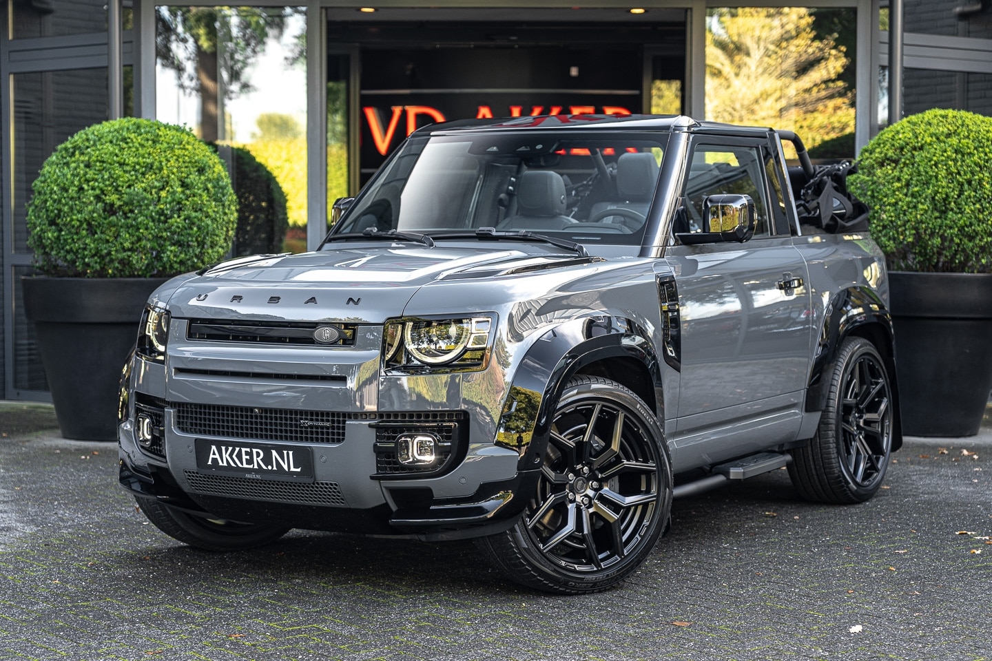 Land Rover Defender 90 - LANDROVER P400 3.0-V6 URBAN Convertible | Full Custom | Porsche Paint - AutoWereld.nl