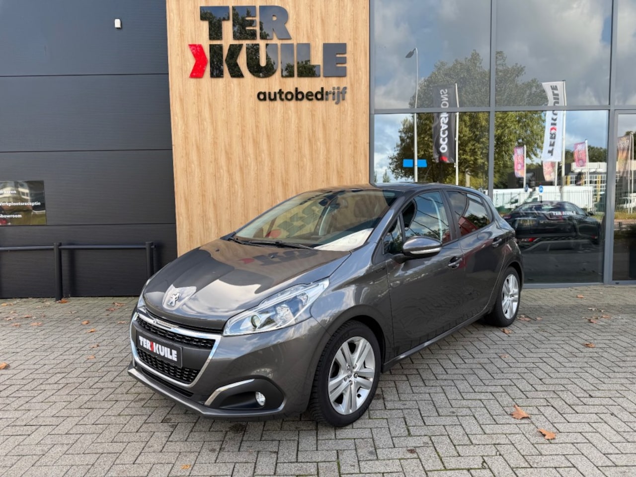Peugeot 208 - 1.2 PureT. Signature / CarPlay - AutoWereld.nl