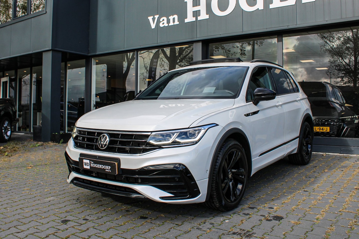 Volkswagen Tiguan - 1.5 TSI R-Line Business+ PANO HUD LEER 360 CAM MATRIX - AutoWereld.nl