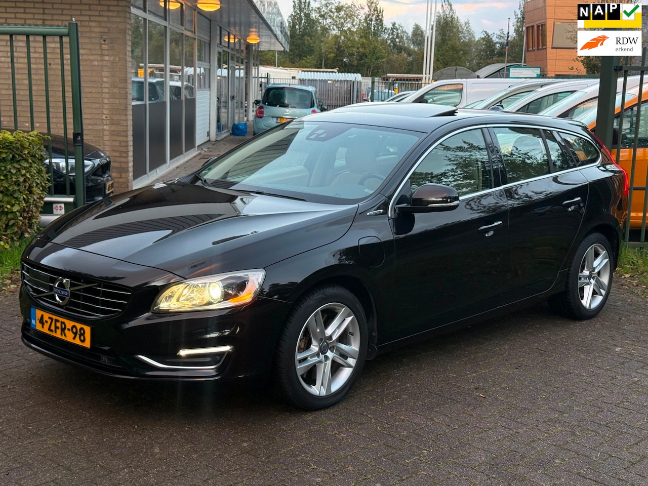 Volvo V60 - 2.4 D6 AWD Plug-In Hybrid Summum ECC|LEER|XENON! - AutoWereld.nl