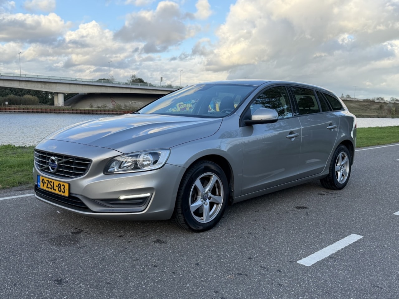 Volvo V60 - 2.0 D4 Summum 2.0 D4 Summum - AutoWereld.nl