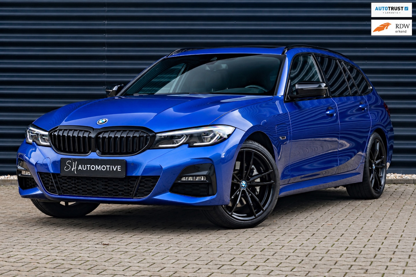 BMW 3-serie Touring - 330e xDrive M Sport / PANO / HUD / TREKHAAK / CARPLAY - AutoWereld.nl