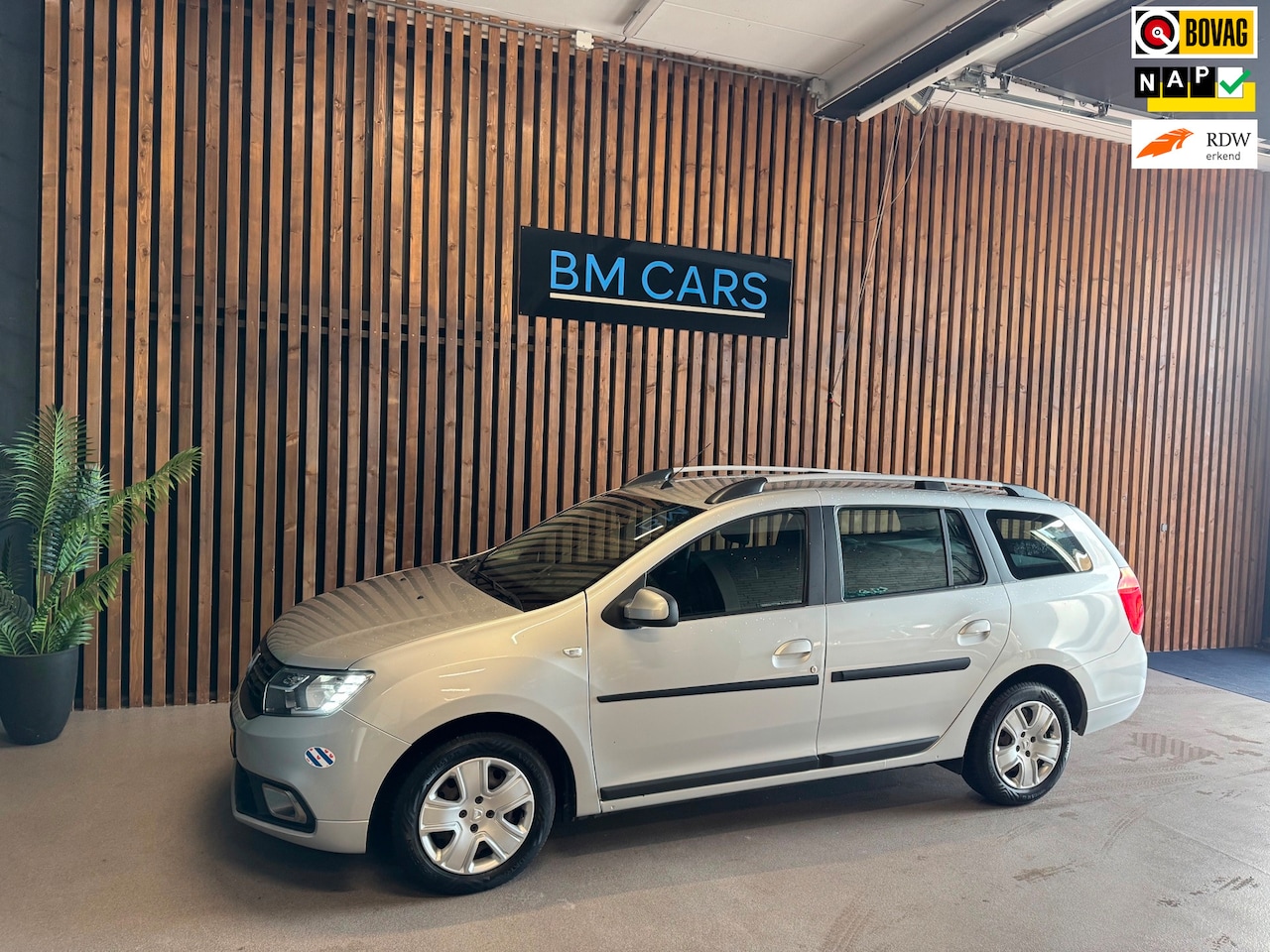 Dacia Logan MCV - 0.9 TCe Laureate Airco, PDC, Navi - AutoWereld.nl