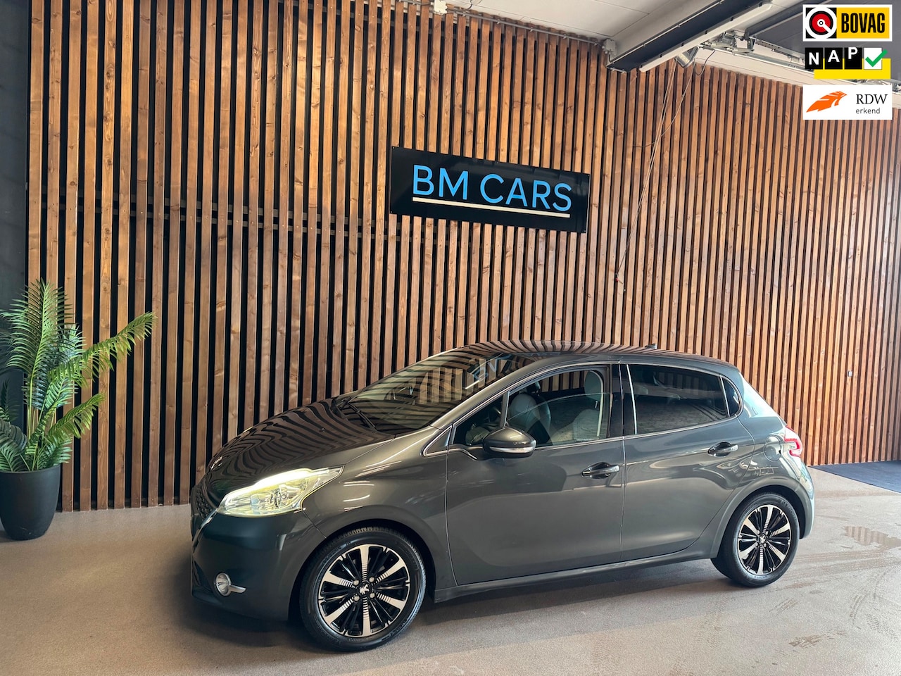Peugeot 208 - 1.4 VTi Griffe Airco, Trekhaak, Leder - AutoWereld.nl
