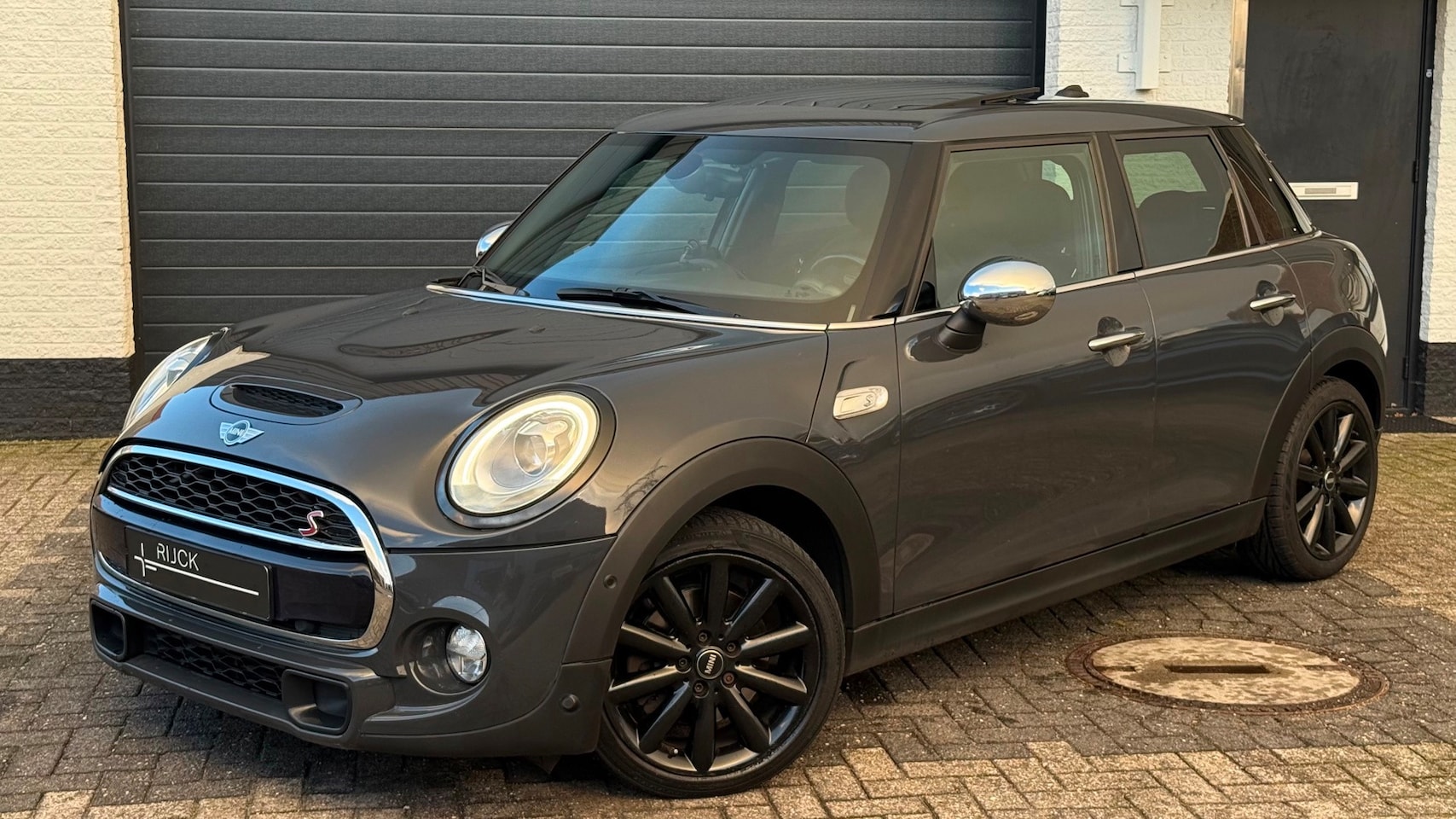 MINI 5-Deurs - 2.0 Cooper S Chili Serious Business 2.0 | Pano | Leder | JCW | Automaat | Navi | Cruise | - AutoWereld.nl
