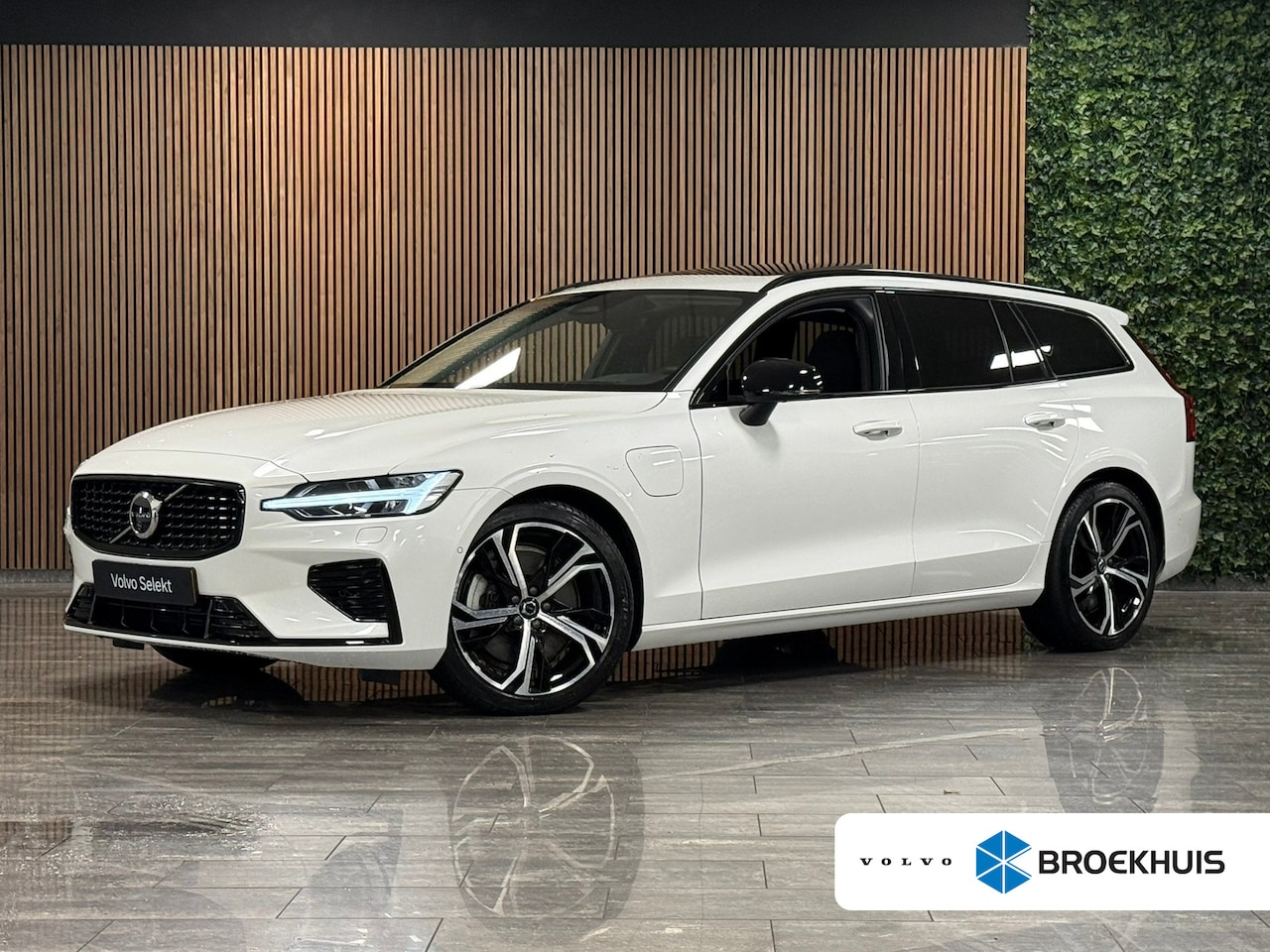 Volvo V60 - T8 AWD Recharge Ultra Dark | Trekhaak | 360 Camera | Schuifdak | 455pk | Crystal White | H - AutoWereld.nl