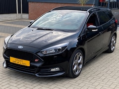 Ford Focus Wagon - 2.0 ST 250 PK NIEUWSTAAT XENON LED NAVI CRUISE CLIMA KEYLESS PDC