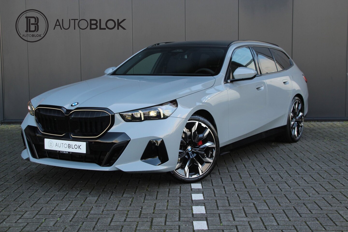 BMW 5-serie Touring - 520i | M-sport PRO | Trekhaak | Pano | B&W - AutoWereld.nl