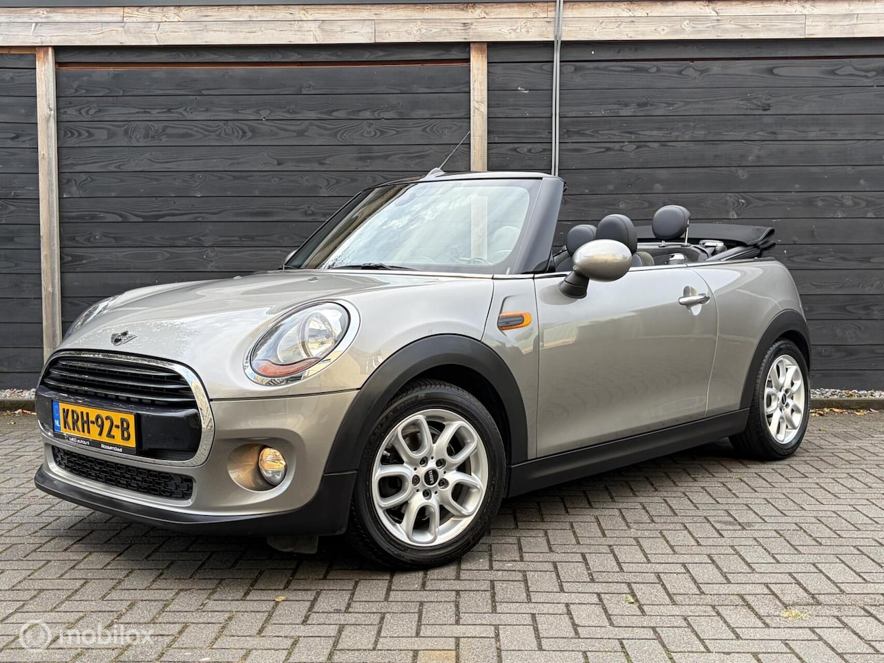 MINI Cabrio - 1.5 Cooper Leder/Alcantara / LM / PDC / 38.982 KM 1e eig. - AutoWereld.nl