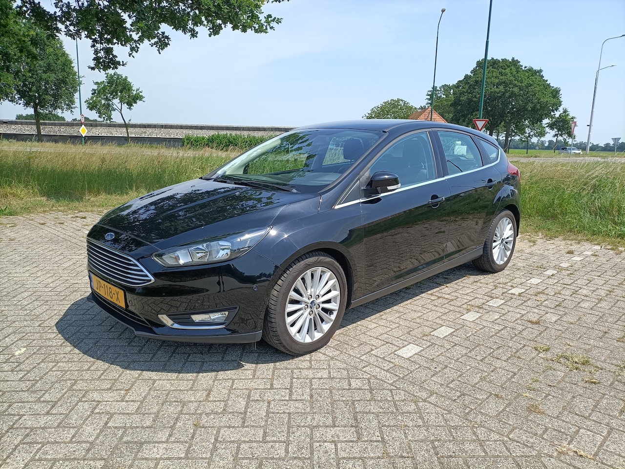 Ford Focus - 1.5 Titanium Dealer onderhouden, trekhaak - AutoWereld.nl