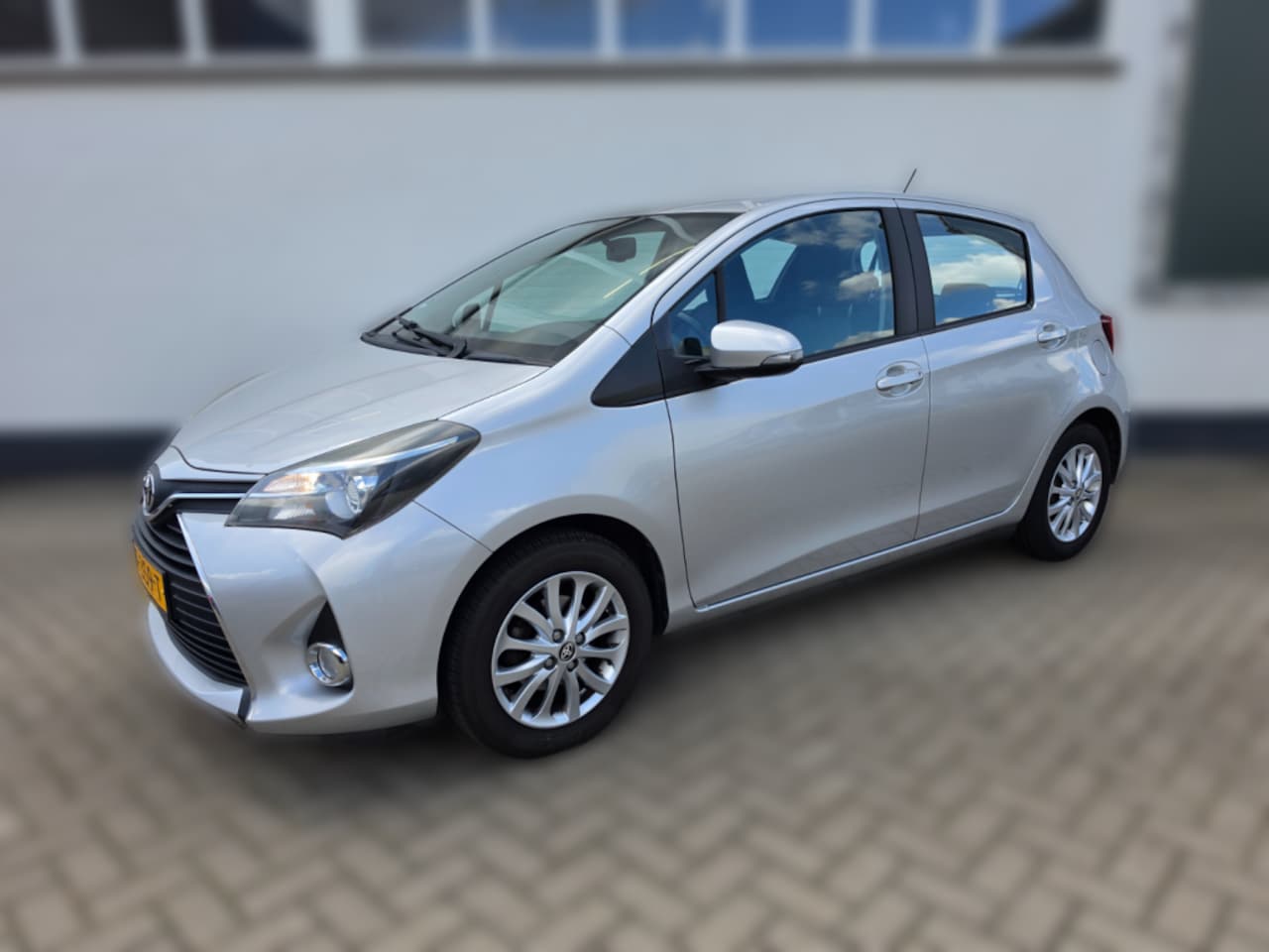 Toyota Yaris - 1.3 VVT-i Lounge 1.3 VVT-I LOUNGE - AutoWereld.nl