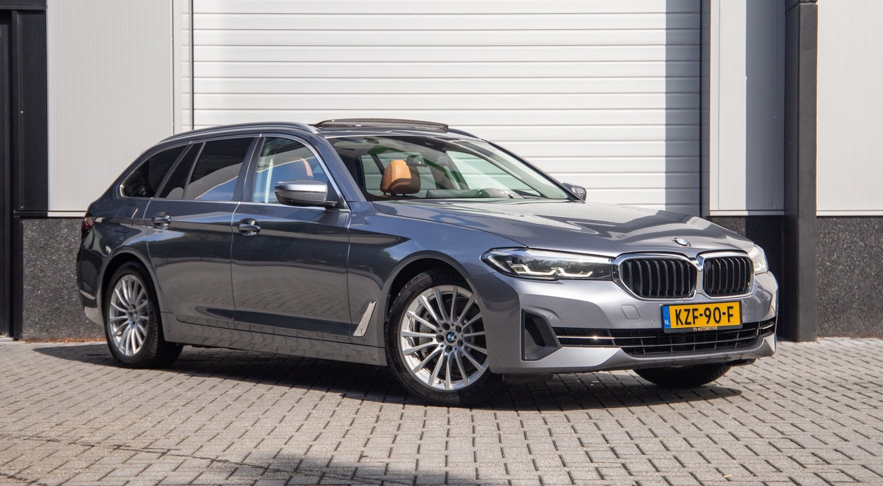 BMW 5-serie Touring - 530e Business Edition Plus / Pano / Trekhaak - AutoWereld.nl