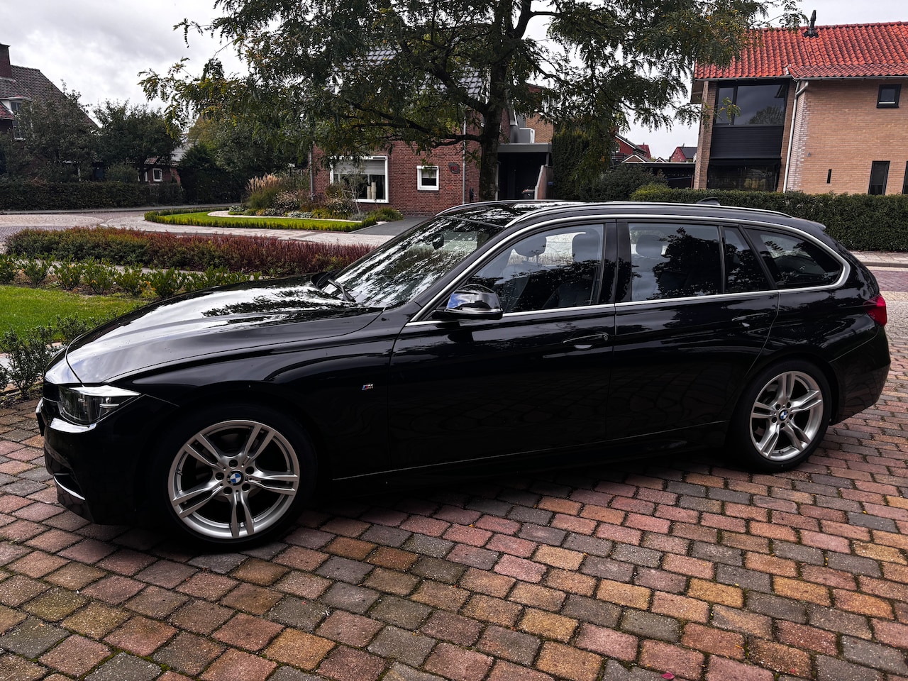 BMW 3-serie Touring - 318i M Sport Edition BMW 3 Serie Touring 318i | High Exe | M-Sport Shadow | Leder | Led - AutoWereld.nl