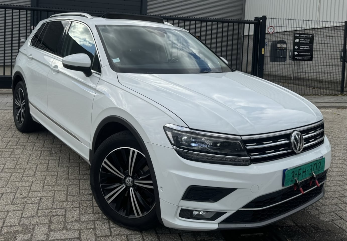 Volkswagen Tiguan - 2.0TDI DSG7 PANO ACC LED KEYL CAM - AutoWereld.nl