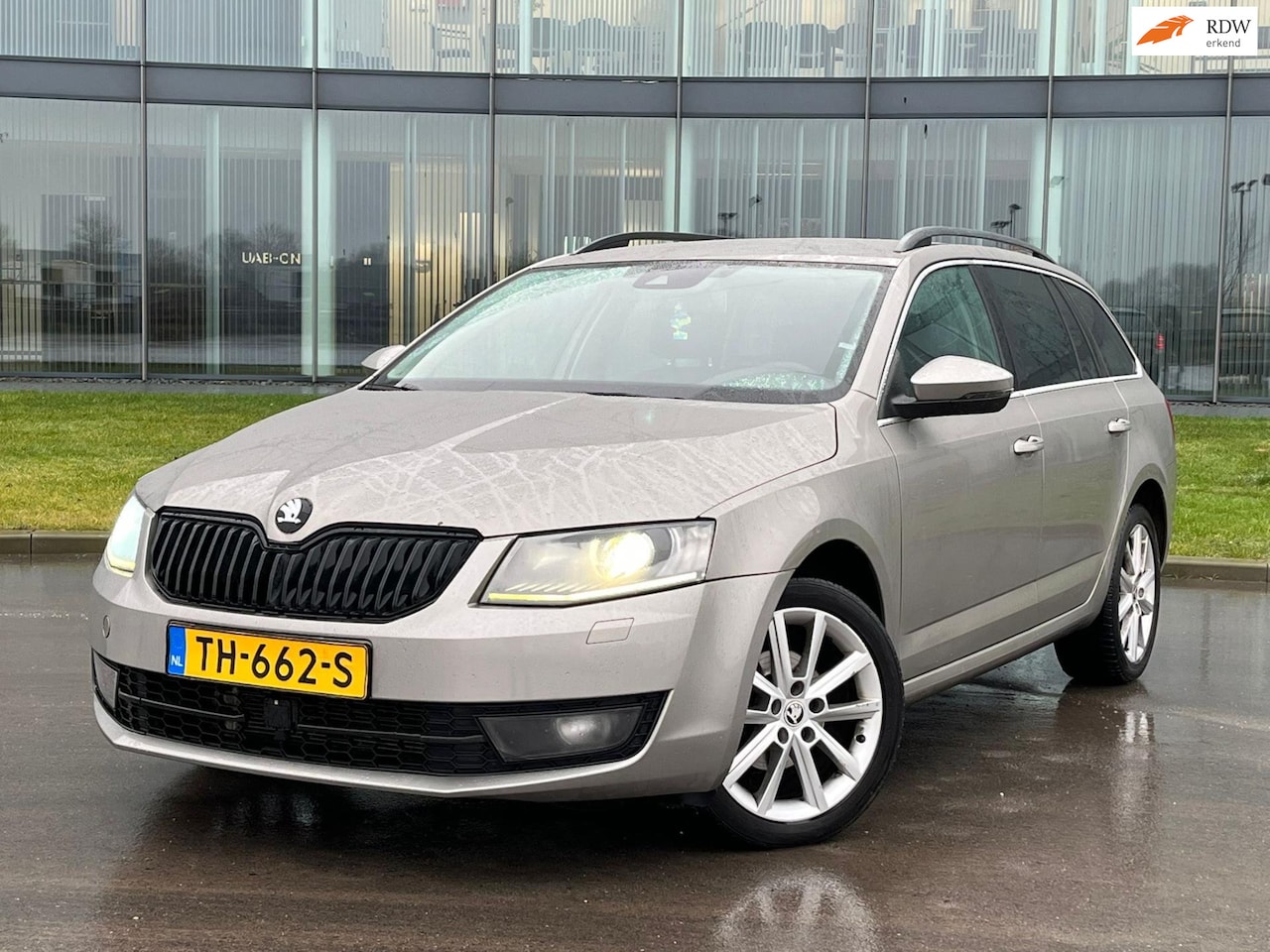 Skoda Octavia Combi - 1.6 TDI Elegance Businessline DSG AUTOMAAT LED NAVI CANTON FULL OPTION - AutoWereld.nl