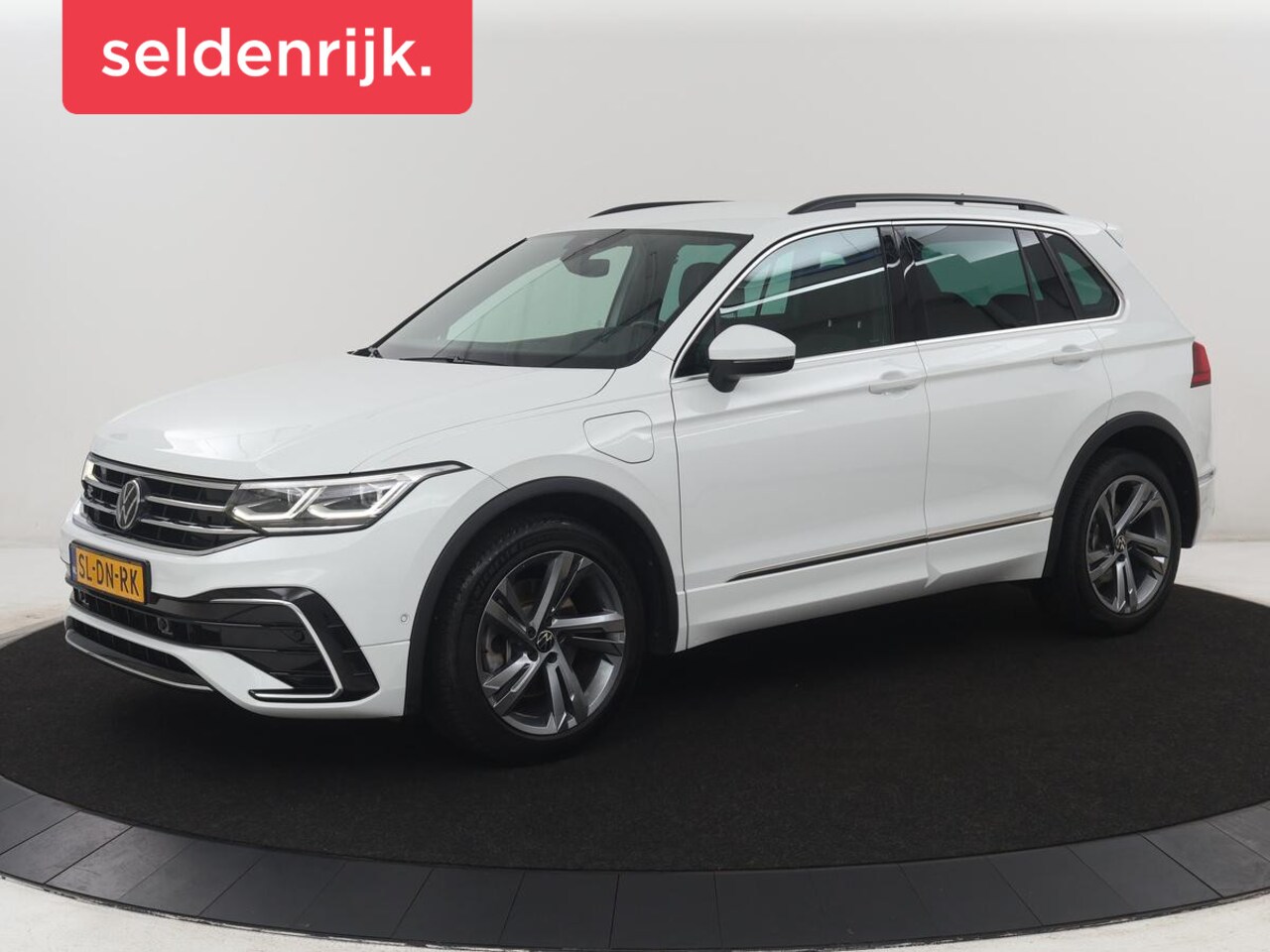 Volkswagen Tiguan - 1.5 eHybrid Edition 20 SOH 93,3 % | R-Line | Trekhaak | LED | Camera | Apple Carplay | - AutoWereld.nl