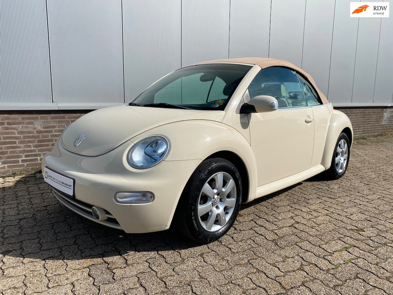 Volkswagen New Beetle Cabriolet - 2.0 Highline Leer, Airco , Nieuw dak , Sportstoelen - AutoWereld.nl