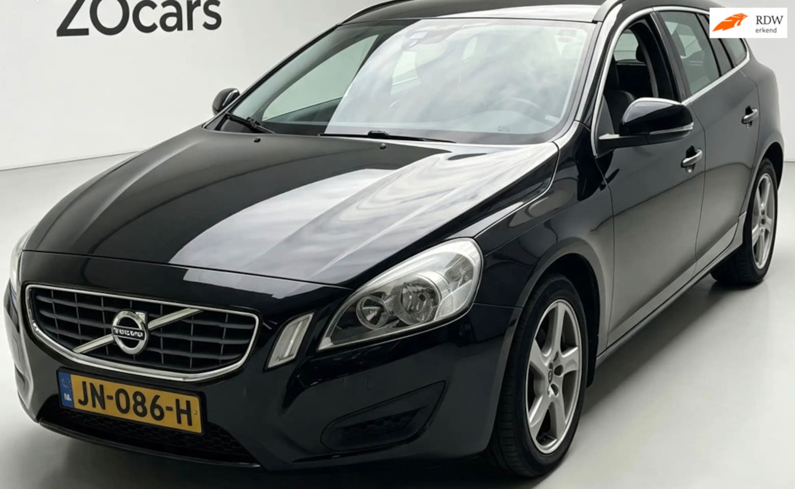 Volvo V60 - 2.0 D3 R-Design 5Cilinders - AutoWereld.nl