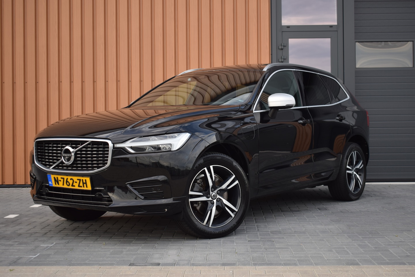 Volvo XC60 - 2.0 T8 Twin Engine AWD R-Design | Pano | Trekhaak - AutoWereld.nl
