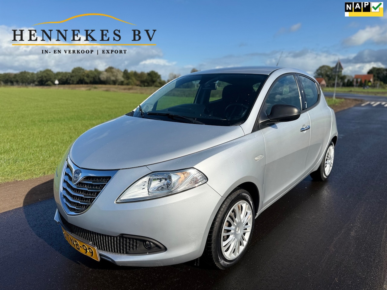 Lancia Y(psilon) - Ypsilon 0.9 TwinAir Silver Plus clima stoelverwarming - AutoWereld.nl