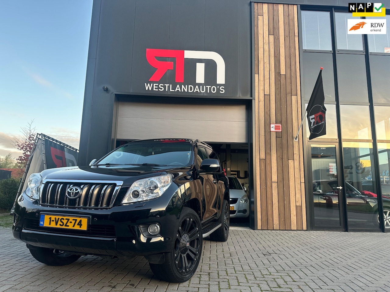 Toyota Land Cruiser - 3.0 D-4D-F VX High Roof Blind Van/autom/parking-sensoren/clima-control/lm-velgen/dealer-on - AutoWereld.nl