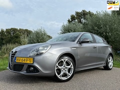 Alfa Romeo Giulietta - 1.4 T Sprint Automaat | 1e Eigenaar | Navi | Clima | 17" Velgen | Alcantara | PDC | Cruise