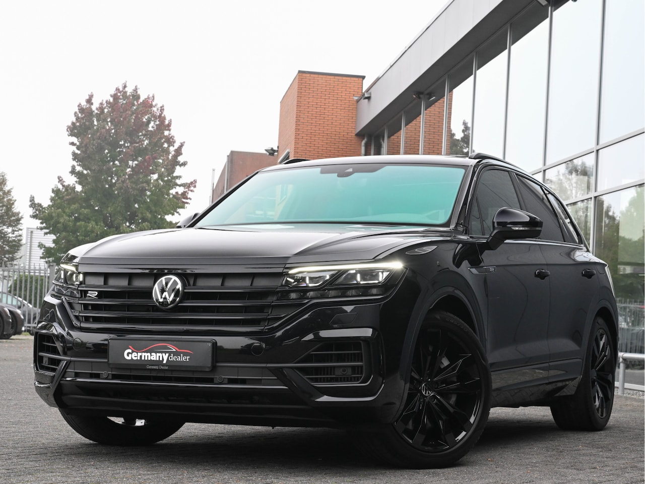 Volkswagen Touareg - 3.0 TSi eHybrid 4MOTION R Pano Lucht Leder-Belucht Tr-Haak Keyless 21-Inch Camera ACC - AutoWereld.nl