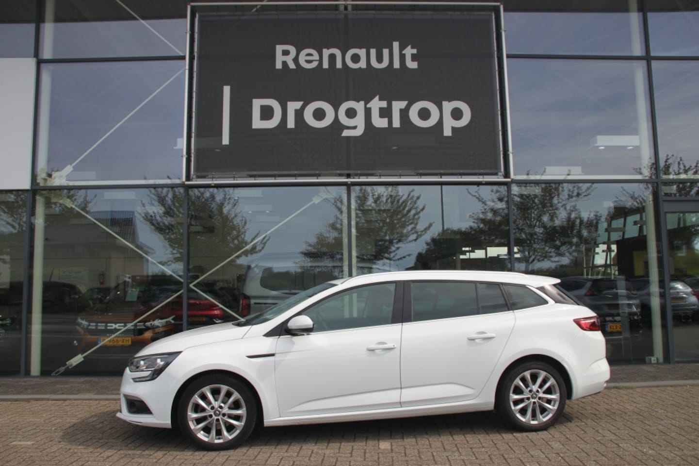 Renault Mégane Estate - 130PK-ZEN-80DKM-NAVI-CLIMA-CRUISE-LMV-TREKH- - AutoWereld.nl