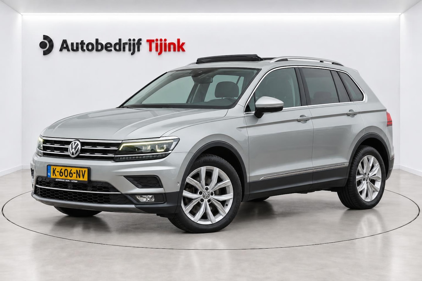 Volkswagen Tiguan - 2.0 TSI 4MOTION Highline | Automaat | Pano | LED | Navi | App-connect | Camera | All-seaso - AutoWereld.nl