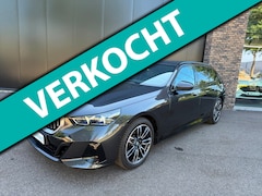 BMW 5-serie Touring - 520i Touring M-sport Trekhaak, Navi prof, Winter, HUD, Leder, Stoelkoel BOMVOL