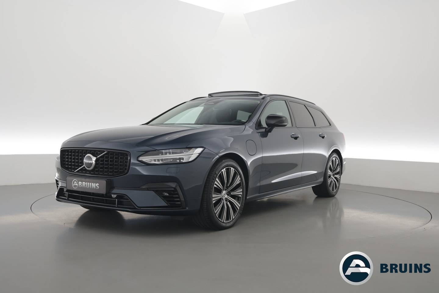 Volvo V90 - 2.0 T8 Plug-in hybrid AWD Plus Dark Long range | Pano-dak | Trekhaak | H&K Audio | Camera - AutoWereld.nl