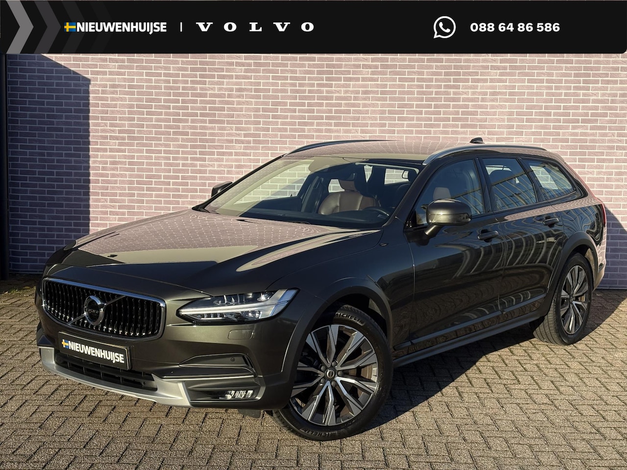 Volvo V90 Cross Country - 2.0 T5 AWD Pro | Pine grey metallic | Maroonbrown Nappa leder | Black Walnut Wood |Trekhaa - AutoWereld.nl