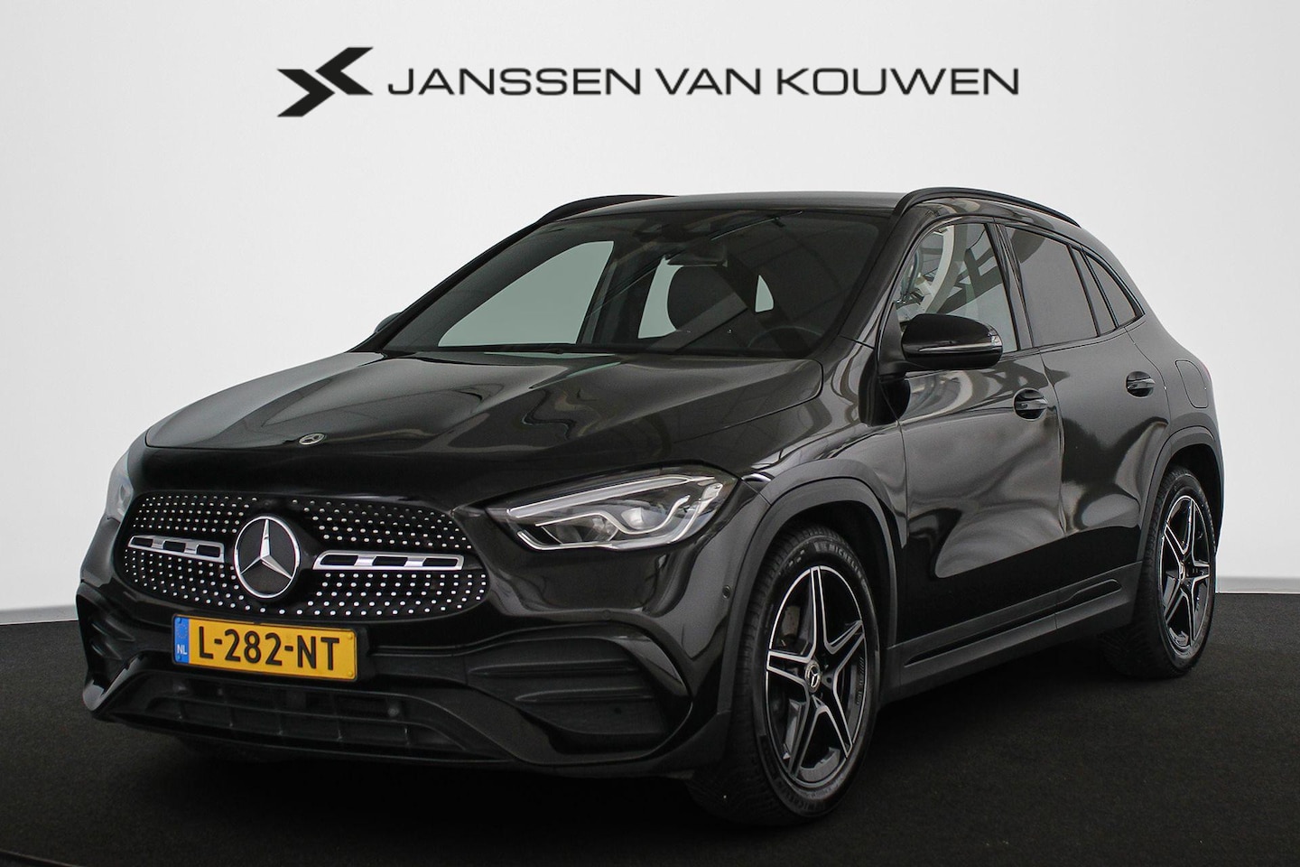 Mercedes-Benz GLA-Klasse - 180 Business Solution AMG Widescreen Sfeerverlichting Stoelverwarming Camera - AutoWereld.nl