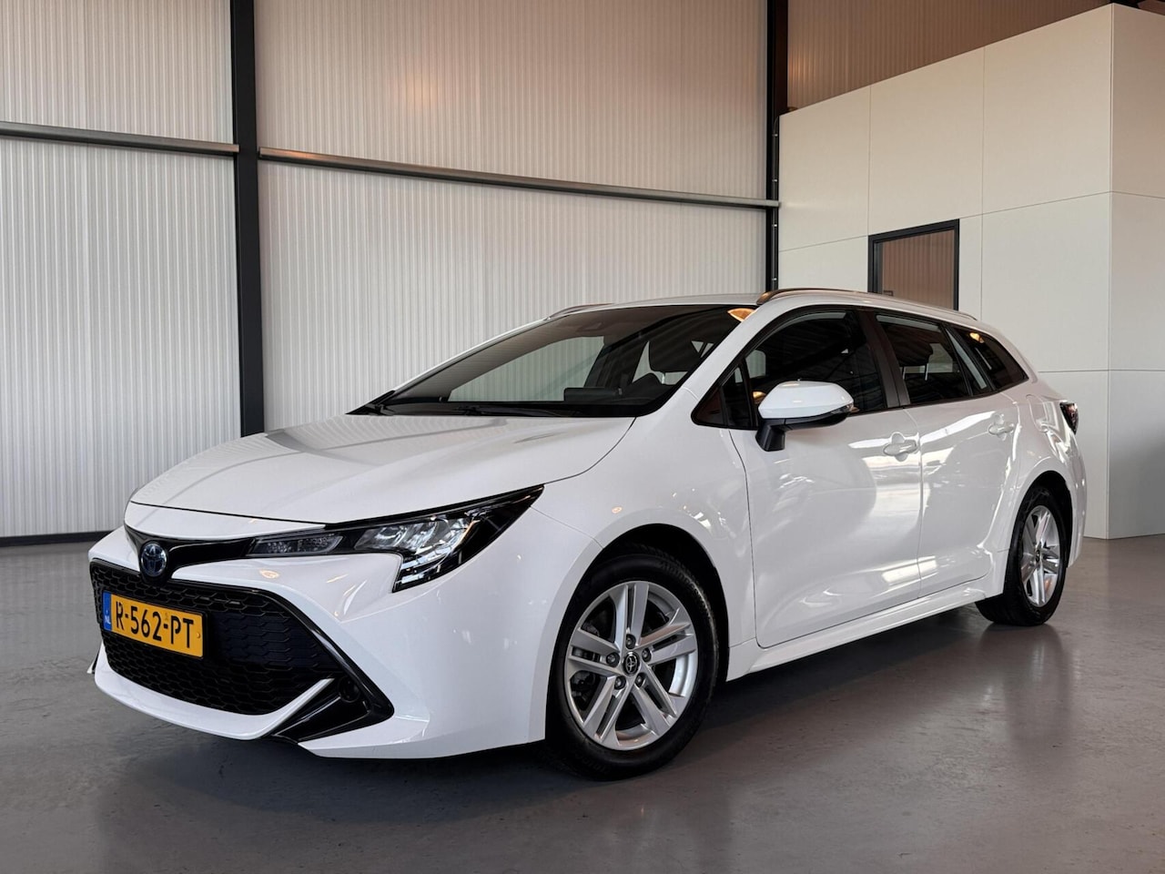 Toyota Corolla Touring Sports - 1.8 Hybrid Business|Camera|Adapt.Cruise|Navi|Trekhaak| - AutoWereld.nl