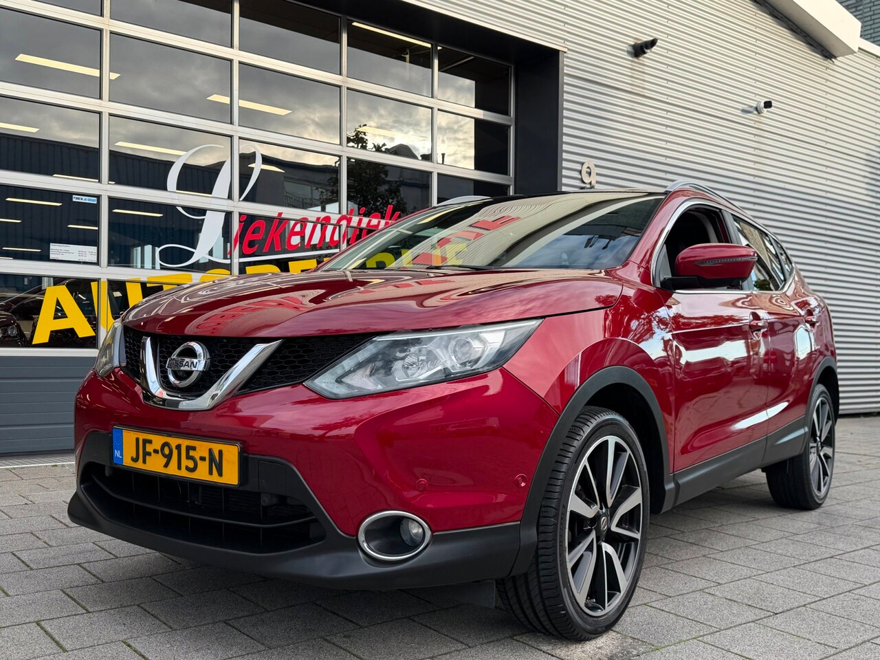 Nissan Qashqai - 1.2 Tekna + - Panorama dak I Navigatie I Airco I Leer I Sport pakket + Velgen 19 inch I De - AutoWereld.nl