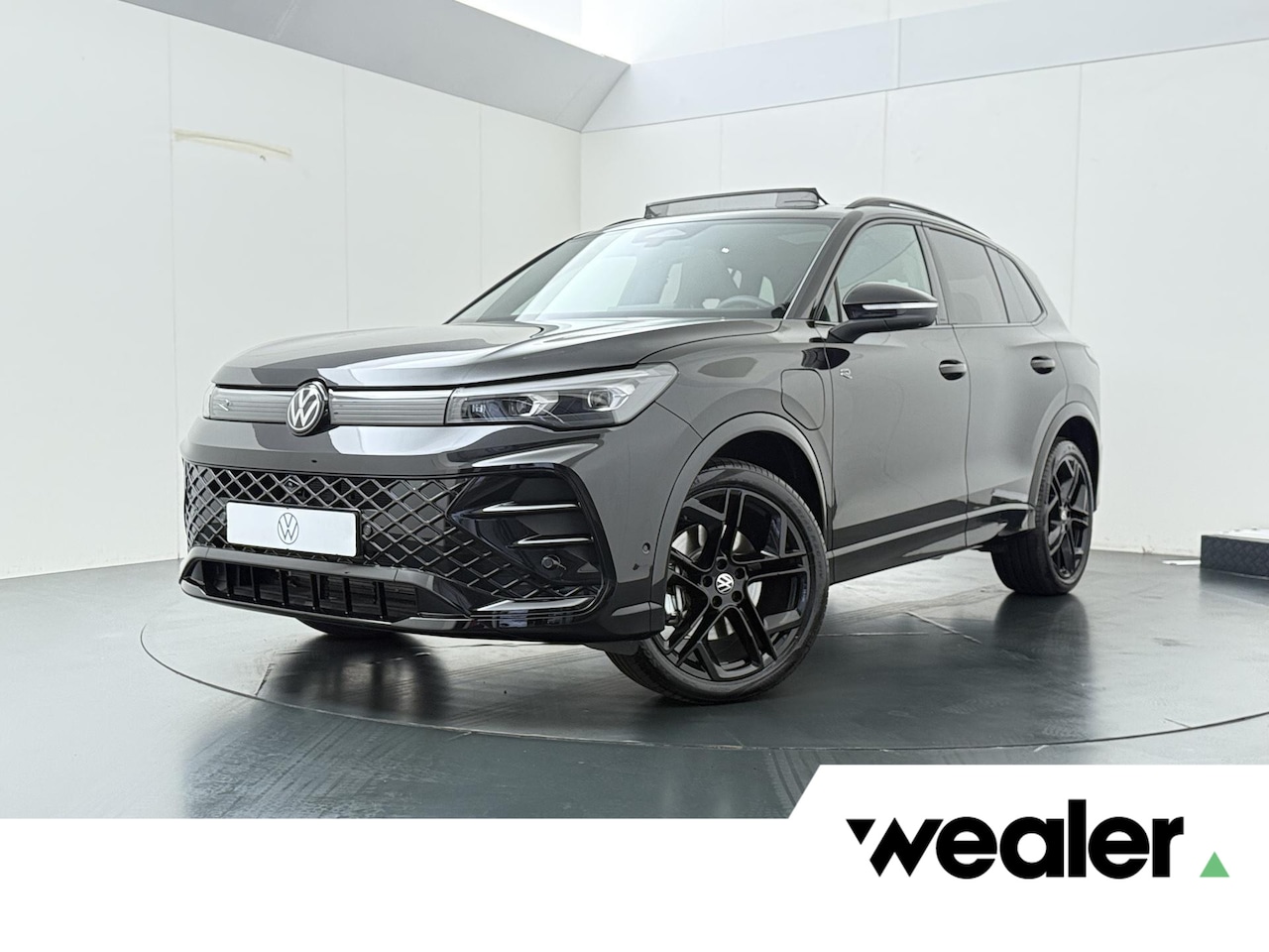Volkswagen Tiguan - 1.5 eHybrid R-Line Edition | 272 PK | SoH 100% | Trekhaak wegklapbaar | Adaptive Cruise Co - AutoWereld.nl